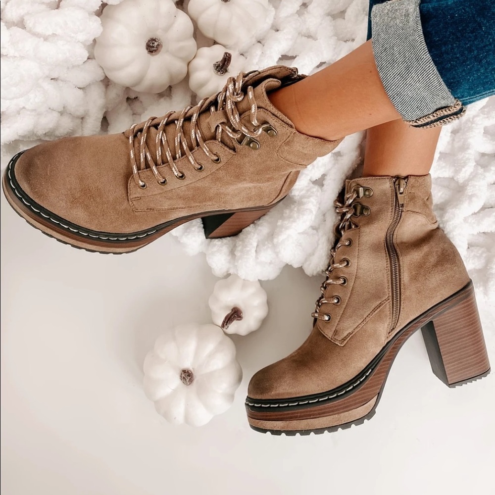 NWT Pierre Dumas Vegan Suede Lace Up Chunky Hiking Boots Booties Taupe - Picture 5 of 5